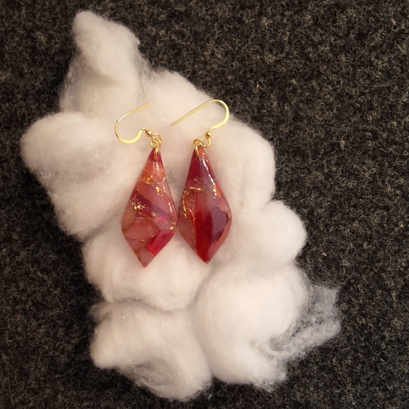 💥SALE💥NEW RED Gold Flex Polymer Dangle Earrings - Picture 2 of 4